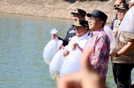 Danny Pomanto Lepas Puluhan Ribu Benih Ikan Air Tawar di Waduk Nipa-Nipa
