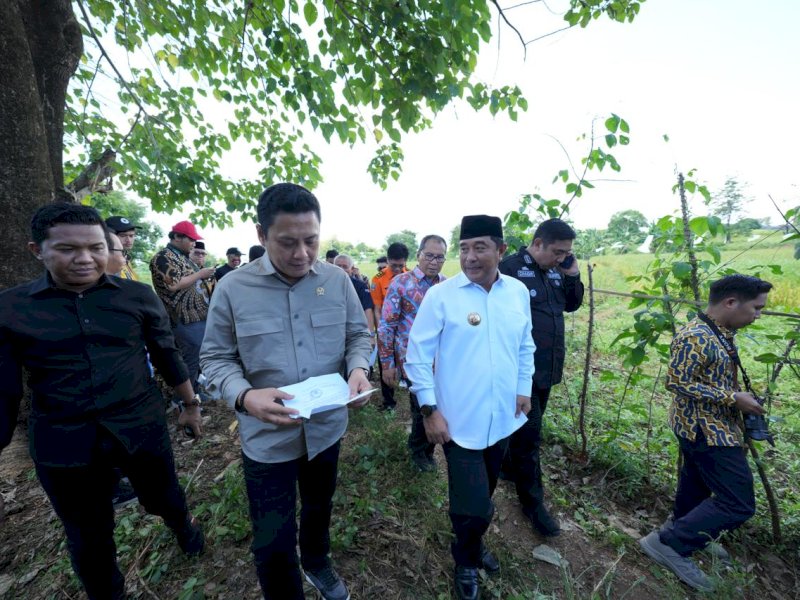 Penjabat Gubernur Sulsel Bahtiar Baharuddin bersama Komisi V DPR RI, meninjau lokasi rencana pembangunan stadion sepak bola, di Sudiang, Kecamatan Biringkanaya, Kota Makassar, Jumat (5/4/2024). @Jejakfakta/dok. Humas Pemprov Sulsel