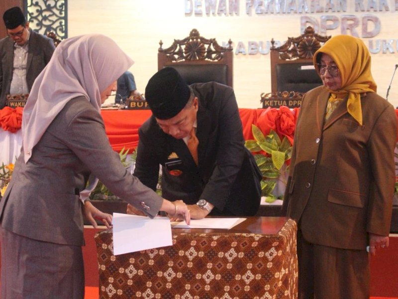  Bupati Bulukumba Andi Muchtar Ali Yusuf menyerahkan Laporan Keterangan dan Pertanggung Jawaban (LKPJ) Tahun Anggaran 2023. Penyerahan ini, melalui Rapat Paripurna DPRD Bulukumba, Rabu (3/4/2024). @Jejakfakta/dok. Humas Pemkab Bulukumba