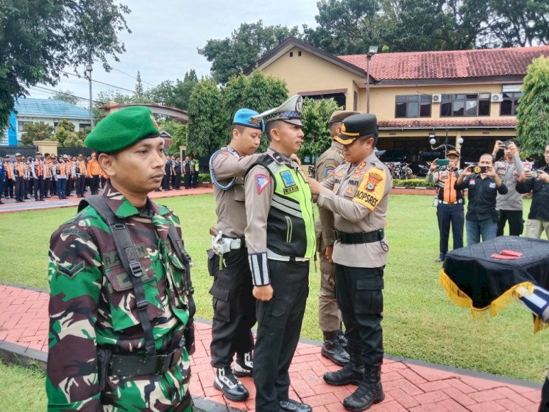 Kapolres Maros, AKBP Awaluddin Amin menyematkan tanda kepada salah seorang Personel kepolisian dalam apel gelar pasukan Operasi Ketupat 2024. Operasi ini melibatkan segenap unsur pengamanan termasuk TNI, Satpol PP, dan unsur lainnya. @Jejakfakta/dok. BKM