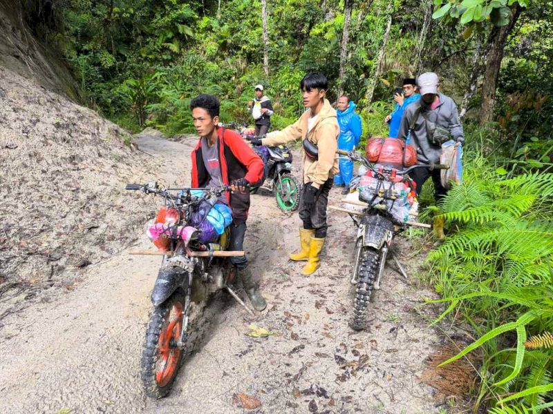 Rombongan Tim Supervisi Universitas Muhammadiyah (Unismuh) Makassar menapaki jalan berlumpur dari Rampi, sebuah kecamatan terpencil di Luwu Utara, Sulawesi Selatan menuju Masamba. @Jejakfakta/dok. Unismuh Makassar