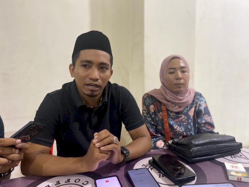 Kuasa hukum pelapor, Muhammad Saleh, memberikan keterangan berkas perkara kliennya itu belum menemukan titik kejelasan kasus dugaan penipuan dan penggelapan yang melibatkan sesama Bhayangkari di Sulawesi Selatan, Jumat (5/4/2024). @Jejakfakta/Samsir