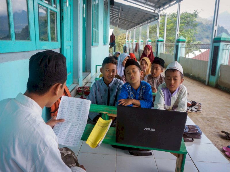 Sejumlah santri dipandu guru agama belajar Alquran melalui komputer jinjing yang terhubung internet di Desa Yosorejo, Kecamatan Petungkriyono, Kabupaten Pekalongan, Jawa Tengah, Rabu (7/8/2019). | ANTARA FOTO