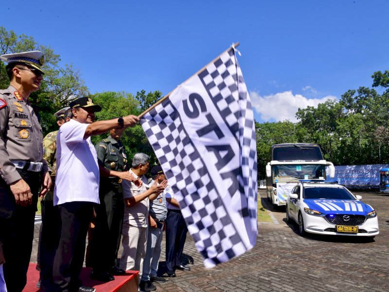 Penjabat Gubernur Sulsel, Bahtiar Baharuddin, melepas 500 peserta mudik lebaran gratis, di Lapangan Rumah Jabatan Gubernur, Sabtu (6/4/2024). @Jejakfakta/dok. Humas Pemprov Sulsel