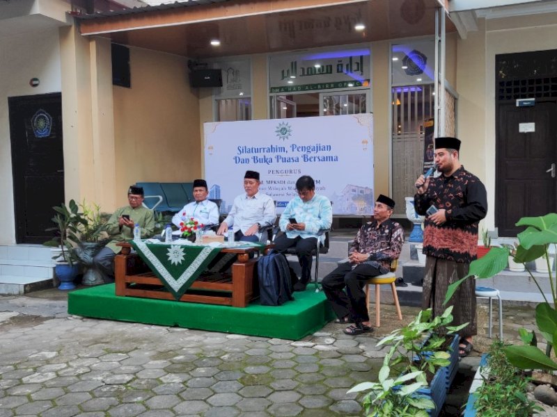 Silaturahmi dan pengajian di halaman dalam Kampus Ma'had Al Birr Unismuh Makassar, Jumat (06/04/2024. @Jejakfakta/dok. Suara Muhammadiyah