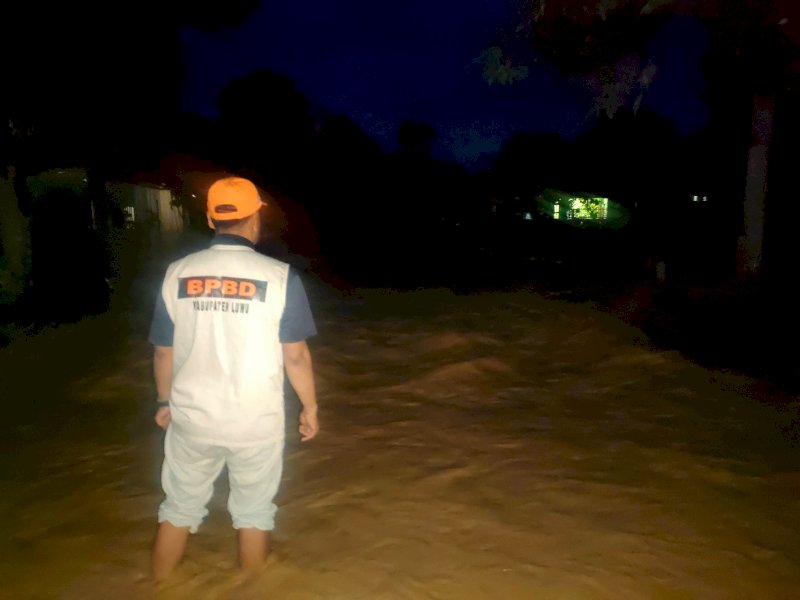 Banjir menggenangi ruas jalan yang melanda Kabupaten Luwu, Minggu (7/4/2024). @Jejakfakta/dok. Humas Pemprov Sulsel