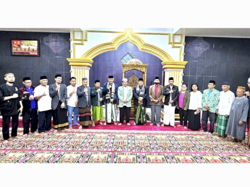 Masyarakat Muslim Lembang (Desa) Madandan, Kecamatan Rantetayo, Kabupaten Tana Toraja meggelar acara buka puasa bersama (Bukber) dengan dihadiri tokoh lintas agama, termasuk Pendeta Gereja Toraja, Minggu (6/4/2024). @Jejakfakta/dok. Ist.