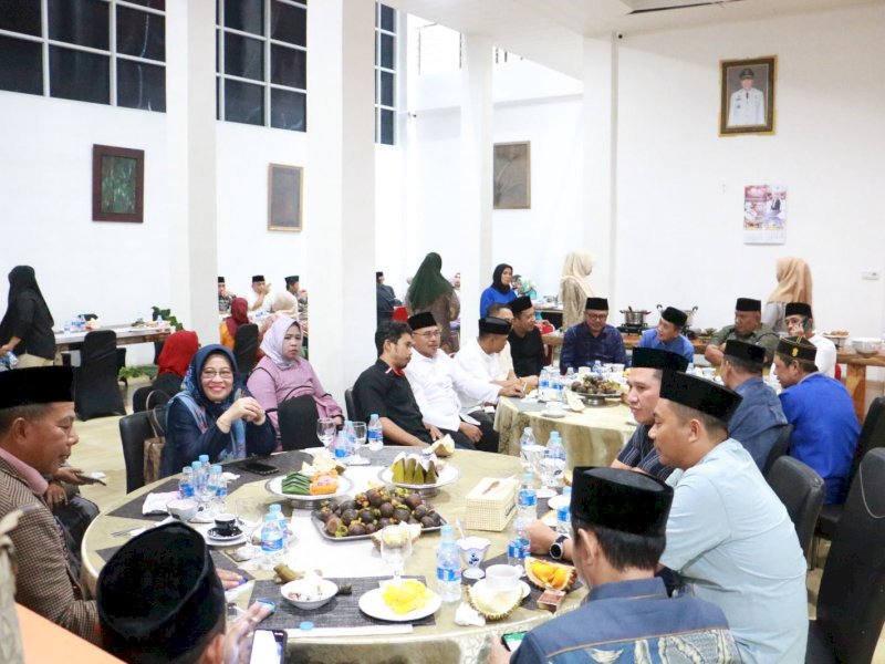  Bupati Bulukumba Andi Muchtar Ali Yusuf menggelar buka puasa bersama di kediaman pribadinya di Tanete, Kecamatan Bulukumpa, Minggu (7/4/2024). @Jejakfakta/dok. Humas Pemkab Bulukumba