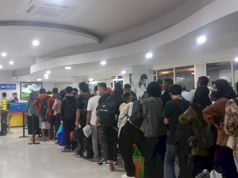 Ratusan penumpang antre di loket sebelum naik ke kapal penumpang tujuan Bau-bau di Pelabuhan Makassar, Senin (8/4/2024). @Jejakfakta/Samsir