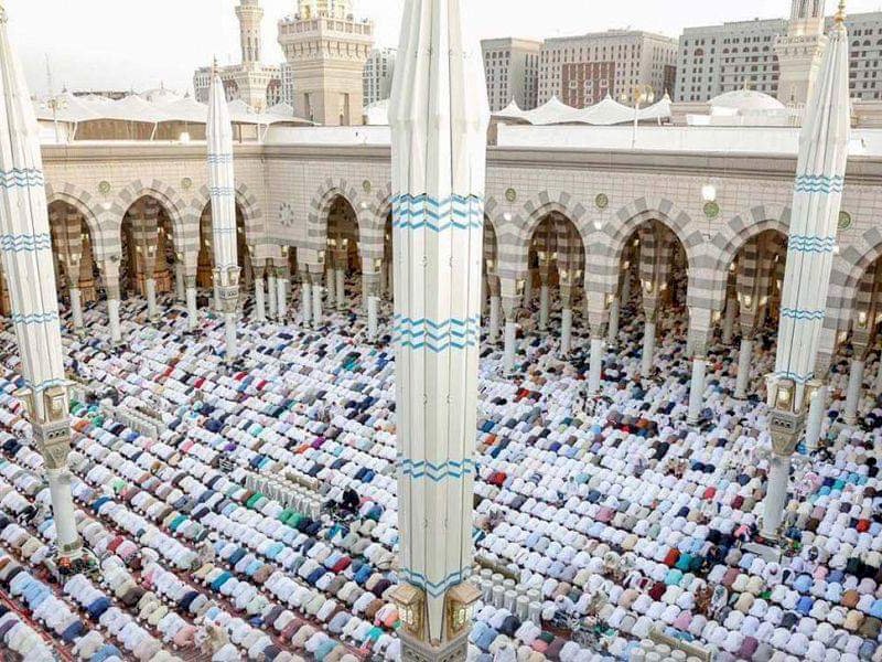 Pelaksanakan shalat Idul Fitri di masjid Nabawi di kota Madinah Arab Saudi 4 Juni 2019. (Do. Voa-Islam.com)