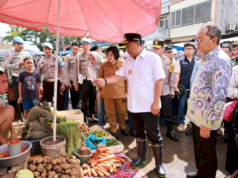 Wali Kota Makassar Moh Ramdhan Pomanto bersama Pj Gubernur Sulsel Bahtiar Baharuddin meninjau harga-harga bahan pokok di Pasar Terong, Senin, (8/04/2024). @Jejakfakta/dok. Humas Pemkot Makassar