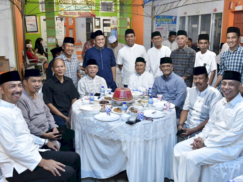 Bakal calon gubernur Sulsel Partai Golkar, Dr Ilham Arief Sirajuddin menghadiri buka puasa bersama Keluarga Besar Sufriadi Arief, Ketua DPC PPP Wajo, di Jalan Asoka, Kota Sengkang, Senin 8 April 2023. @Jejakfakta/Reza Arifuddin