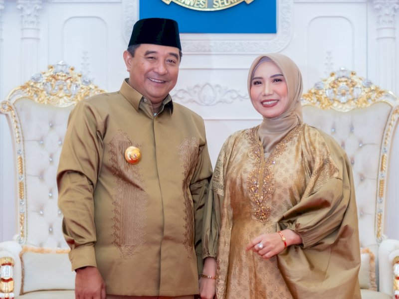 Penjabat Gubernur Sulsel Bahtiar Baharuddin dan Penjabat Ketua TP PKK Sulsel Sofha Marwah Bahtiar. @Jejakfakta/dok. Humas Pemprov Sulsel
