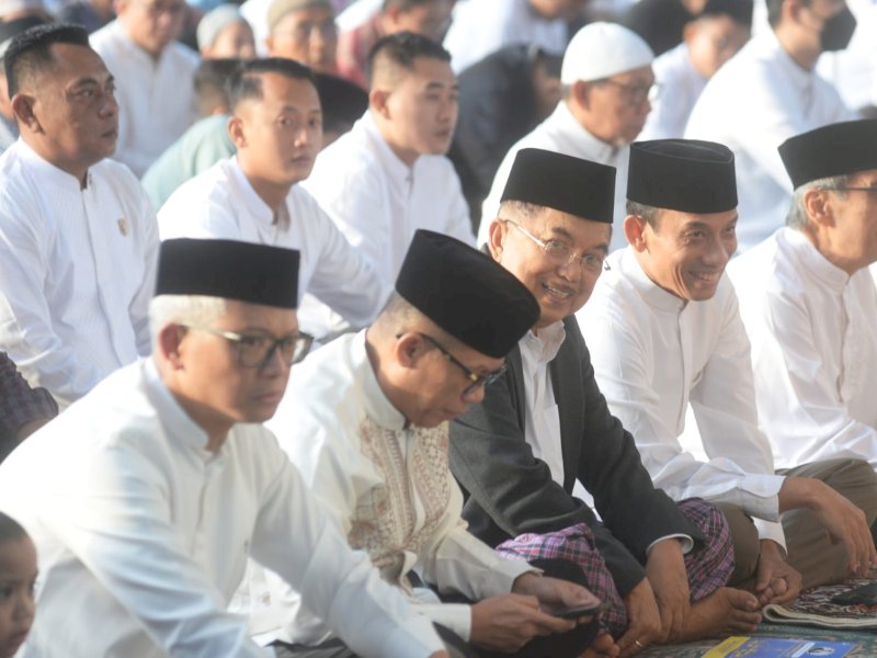 Mantan Wapres Jusuf Kalla (JK) melaksanakan Sholat Idulfitri 1445 H di Masjid Agung Al-Azhar, Jakarta Selatan pada Rabu (10/4/2024) pagi. @Jejakfakta/dok. Media JK