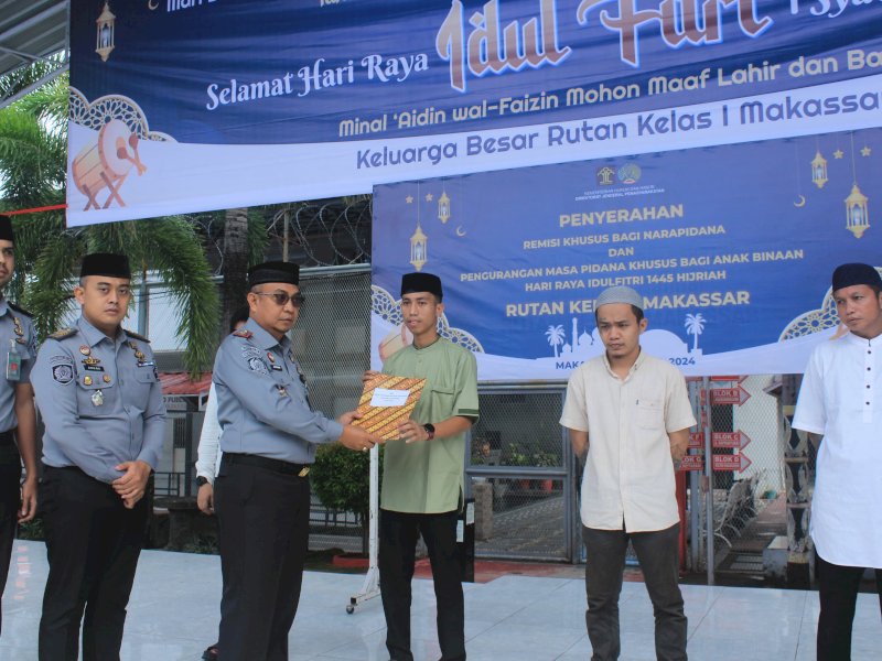 Kepala Rutan Kelas I Makassar, Jayadikusumah memberikan remisi 172 Narapidana di lapangan olahraga, Rabu, (10/4/2024). @Jejakfakta/dok. Ist.
