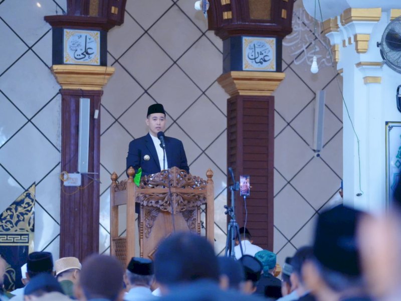 Bupati Pangkep, Muhammad Yusran Lalogau (MYL) memberikan sambutan usai melaksanakan Salat Idul Fitri di Masjid Besar Al-Multazam, Kecamatan Segeri, Kabupaten Pangkep, Rabu (10/4/2024). @Jejakfakta/dok. Humas Pemkab Pangkep