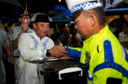 Pj Gubernur Bahtiar dan Forkopimda Pantau Keamanan dan Bagikan Paket Lebaran di Malam Takbiran
