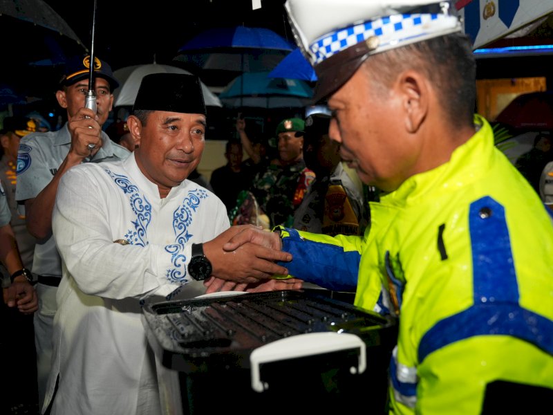 Pj Gubernur Bahtiar dan rombongan menyerahkan paket lebaran kepada petugas saat  melakukan peninjauan pos pengamanan terpadu, Selasa (9/4/2024). @Jejakfakta/dok. Humas Pemprov Sulsel
