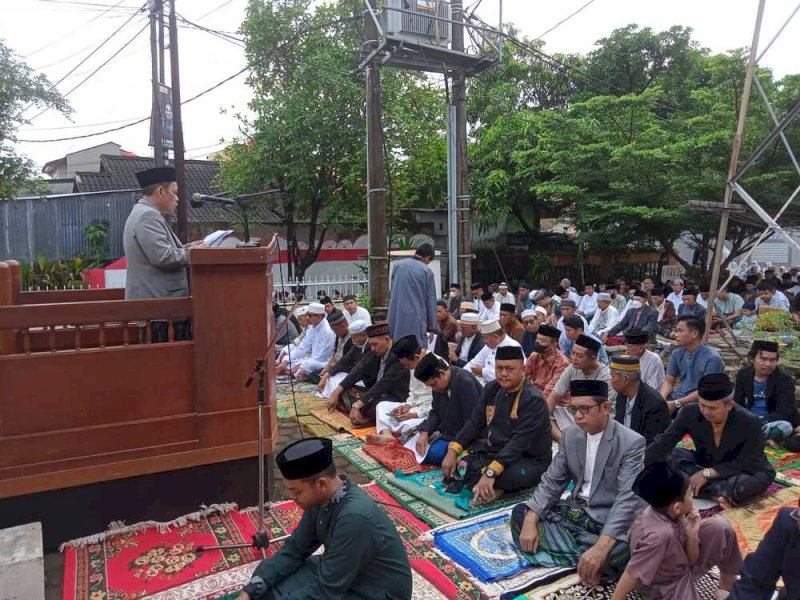 Haidir Fitra Siagian, Ph.D., ketika bertindak sebagai khatib dalam shalat Idul Fitri 1 Syawal 1445 H, di Masjid Nur Yasin Perumahan BTN Gowa Lestari Kelurahan Batang Kaluku, Kecamatan Somba Opu, Kabupaten Gowa, Rabu (10/4/2024). @Jejakfakta/dok. Suara Muammadiyah