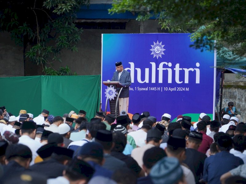 Ribuan umat Muslim Makassar berkumpul di pelataran Gedung Pusat Dakwah Muhammadiyah Sulawesi Selatan untuk menunaikan ibadah salat Idulfitri 1445 Hijriah, Rabu (10/4/2024). @Jejakfakta/dok. Suara Muhammadiyah