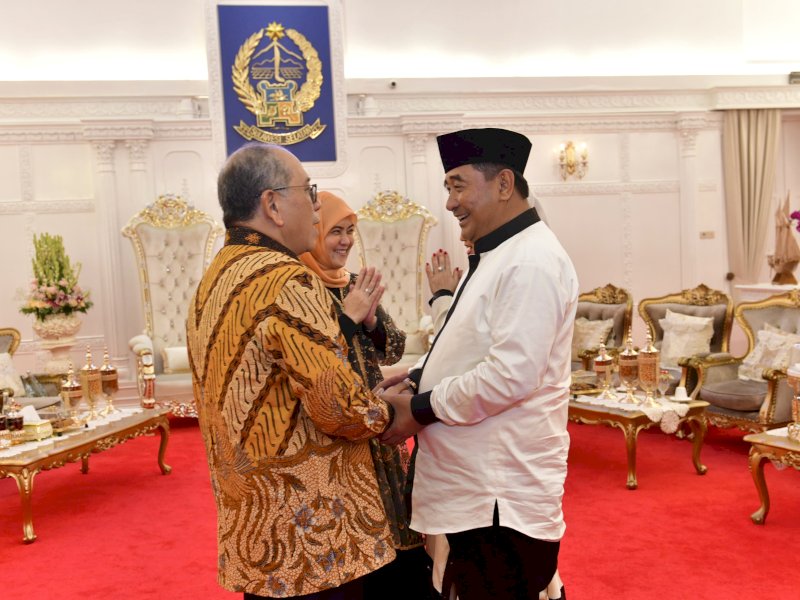 Tokoh Sulsel Ilham Arief Sirajuddin (IAS) bersama istri Aliyah Mustika Ilham silaturahmi dengan Pj Gubernur Sulsel Bahtiar Baharuddin dan istri Sofha Marwah Bahtiar, di Rumah Jabatan Gubernur, Rabu (10/4/2024). @Jejakfakta/Reza Arifuddin