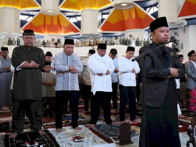 Wali Kota Makassar Moh Ramdhan Pomanto bersama Pj Gubernur Sulsel melaksanakan Salat Idul Fitri 1445 Hijriah di Masjid Kubah 99 Asmaul Husna, Rabu (10/4/2024). @Jejakfakta/dok. Humas Pemkot Makassar