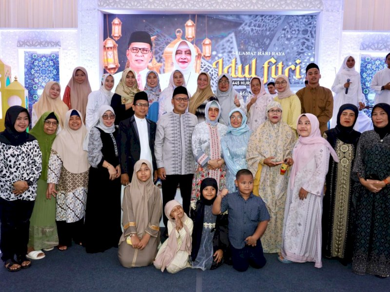 Danny Pomanto bersama Ketua TP PKK Indira Yusuf Ismail menyambut hangat para tamu yang datang dengan foto bersama di an pribadinya, Jalan Amirullah, Rabu (10/4/2024) siang tadi. @Jejakfakta/dok. Humas Pemkot Makassar