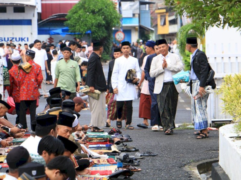  Bupati Bulukumba Andi Muchtar Ali Yusuf bersama jajaran Forkopimda mengikuti Shalat Idul Fitri yang dipusatkan di halaman Kantor Bupati hingga Lapangan Pemuda, Rabu (10/4/2024). @Jejakfakta/dok. Humas Pemkab Bulukumba