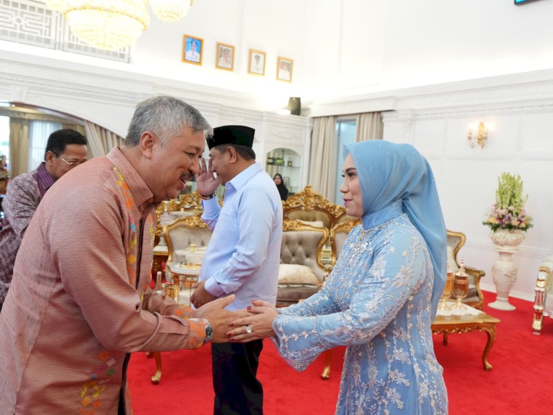 Open house hari kedua Penjabat Gubernur Sulsel Bahtiar Baharuddin dan Penjabat Ketua Tim Penggerak PKK Sulsel Sofha Marwah Bahtiar di Rumah Jabatan Gubernur, berlanjut hingga hari kedua lebaran, Kamis (11/4/2024). @Jejakfakta/dok. Humas Pemprov Sulsel