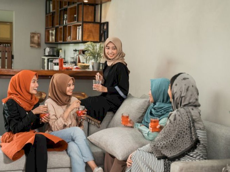 Ilustrasi topik pembicaraan yang dihindari saat kumpul keluarga pada momentum Lebaran.(SHUTTERSTOCK/ODUA IMAGES)