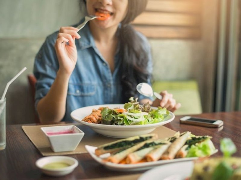 Ilustrasi memakan makanan sehat. (Dok. Shutterstock/ Bluedog Studio)