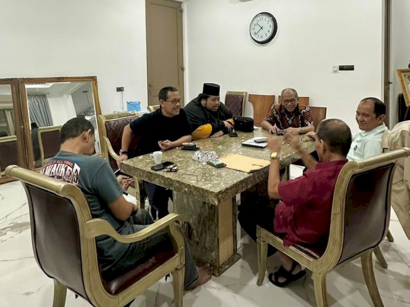 Suasana halal bii halal atau open house dikediaman Mantan Wali Kota Makassar dua periode Ilham Arief Sirajuddin Jl. Batu Putih Bundar, Kamis malam (12/04/2024). Hadir Hendra Sirajuddin (membelakangi), Muhammad Surya, Iyul, IAS, Akbar Faisal, dan Dg. Ancu. @Jejakfakta/dok. Ist.