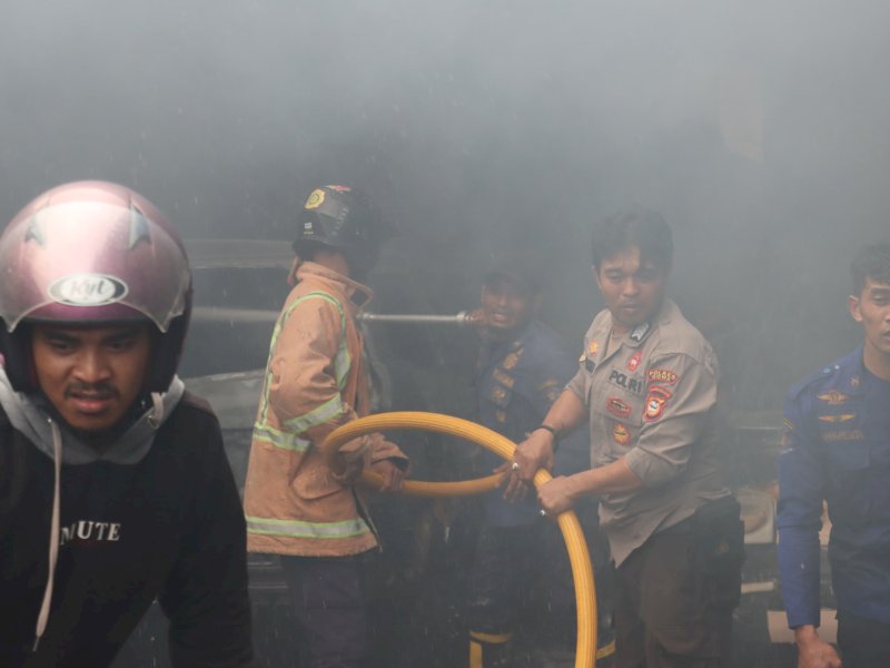 Petugas pemadam kebakaran berusaha memadamkan api di  gudang grosir yang terbakar Jalan poros Malino, Kabupaten Gowa, Jumat (12/4/2024). @Jejakfakta/dok. Humas Polres Gowa