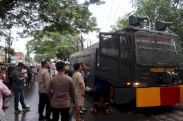 Polres Gowa Terjunkan Satu Unit Mobil Water Canon Bantu Pemadaman Kebakaran Gudang Grosir