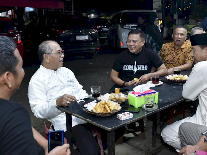 H+2 Hari Raya Idul Fitri 2024, Bakal Calon Gubernur Sulsel Ilham Aries Sirajuddin menyempatkan ngopi bareng sejumlah tokoh masyarakat Anggeraja Enrekang di Warkop Marasa, Terminal Cakke,  Jumat (2/4/2024). @Jejakfakta/Reza Arifuddin