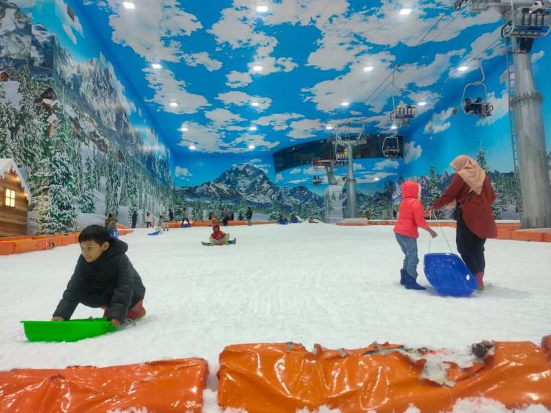 Menikmati suasana libur Lebaran dengan bermain bersama keluarga di Trans Snow World - TSM Makassar adalah salah satu pilihan. @Jejakfakta/Atri