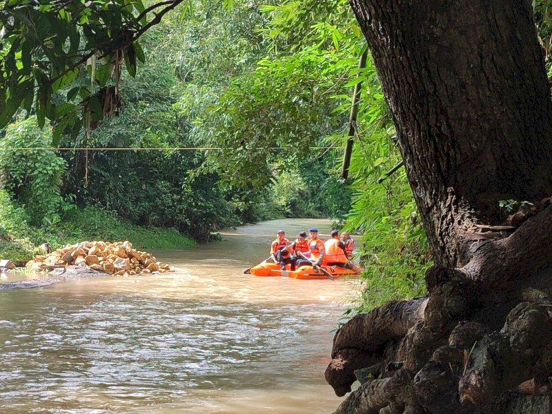 Tim Sar Gabungan melakukan pencarian korban yang terseret air dengan menyisir ke hilir Sungai Pakkasalo sejauh 2,5 kilometer, Sabtu (13/4/2024). @Jejakfakta/Basarnas Makassar