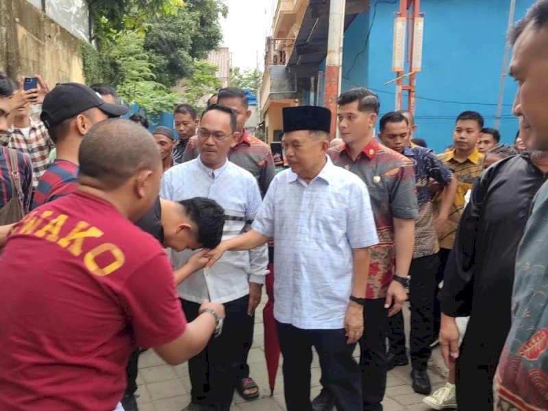 Ketua DMI, Jusuf Kalla melakukan silaturrahmi dengan warga di sekitaran kediamannya Jalan Lamadukelleng, kelurahan Kunjungmae, Kota Makassar, Sabtu (13/4/2024). Silaturahmi ini dalam rangkaian Hari Raya Idul Fitri 1445 H/2024 M. @Jejakfakta/Rudi Gunawan