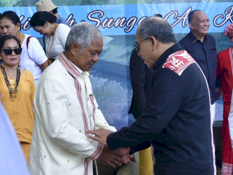 Pdt. Musa Salusu berjabat tangan dengan mantan Wali Kota Makassar Ilham Arief Sirajuddin di sela-sela Penutupan Festival Sungai Sa'dan, di Objek Wisata Sa'dan To'barana, Kel Sa'dan, Kec Sa'dan, Toraja Utara, Sabtu (13/4/2024).&nbsp;@Jejakfakta/Reza Arifuddin