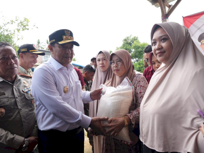 Penjabat Gubernur Sulsel, Bahtiar Baharuddin, memberikan bantuan kepada warga terdampak banjir saat mengunjungi Lingkungan Suli Kota, Kelurahan Suli, Kecamatan Suli, Kabupaten Luwu, Minggu (14/4/2024). @Jejakfakta/dok. Humas Pemprov Sulsel