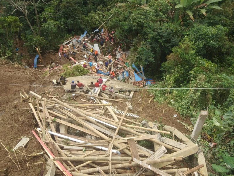 Bencana longsor terjadi di Tana Toraja menjelang tengah malam pada Sabtu (13/4/2024), di beberapa titik yang menimpa rumah warga. Data sementara ditemukan 18 meninggal dunia. @Jejakfakta/dok. Basarnas Makassar