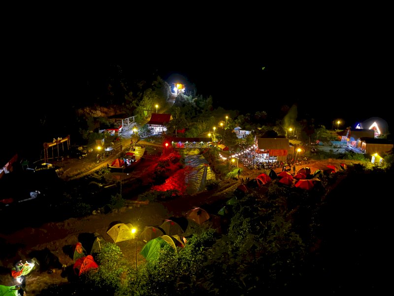 Suasana camp. pengunjung  di Desa Wisata Karangan Latimojong yang terletak di Dusun Karangan, Desa Latimojong, Kecamatan Buntu Batu, Kabupaten Enrekang, Sulsel, Minggu (14/4/2024). @Jejakfakta/Foto: Irham - pengunjung.