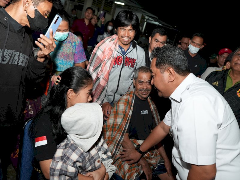 Penjabat Gubernur Sulawesi Selatan, Bahtiar Baharuddin menyatakan rasa dukanya dan berbincang dengan keluarga korban bencana longsor di Tana Toraja dan memberikan dukungan moril, Minggu malam (14/4/2024). @Jejakfakta/dok. Humas Pemprov Sulsel