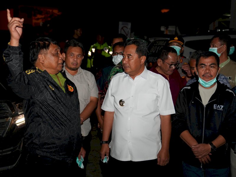 Bupati Tana Toraja Theofillus Allorerung bersmaa Penjabat (Pj) Gubernur, Bahtiar Baharuddin saat mengunjungi keluarga korban terdampak bencana longsor di di Rumah Sakit Lakipadada, Minggu malam (14/4/2024). @jejakfakta/dok. Humas Pemprov Sulsel