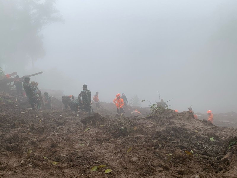 Tim sar gabungan melanjutkan pencarian dengan berjalan kaki di wilayah longsor di Desa Palangka (Pango-pango), Tana Toraja, (Senin,15/04/2024) pagi. @Jejakfakta/Basarnas Makassar