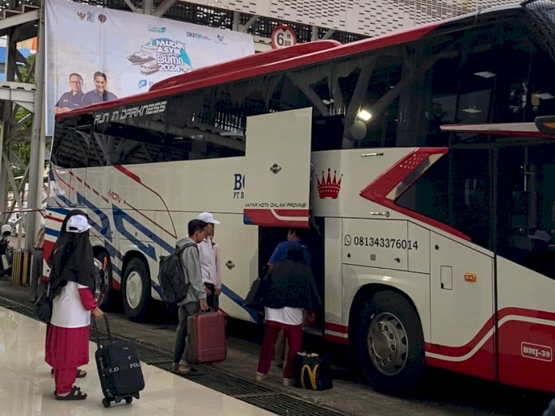 PT Pelindo Jasa Maritim (SPJM), salah satu subholding dari PT Pelabuhan Indonesia (Persero) juga menyediakan bus untuk para pemudik tersebut balik ke Makassar, Selasa (16/4/2024) pukul 19.30 waktu setempat. @Jejakfakta/dok. Pelindo 4 Makassar