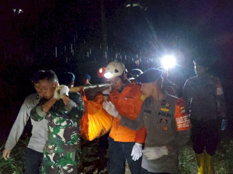 Dua korban bencana longsor yang terjadi di Tana Toraja, Sulawesi Selatan (Sulsel) dievakuasi tim sar gabungan, Senin (15/4/2024). @Jejakfakta/dok. Basarnas Makassar