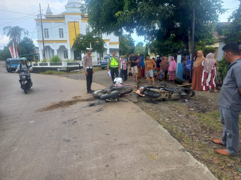 Satlantas Polres Gowa melakukan olah TKP kecelakaan lalu lintas yang melibatkan dua pemotor di Dusun Gangang Baku, Desa Tanah Karaeng, Kecamatan Manuju, Kabupaten Gowa, Senin (15/4/2024). @Jejakfakta/dok. Humas Polres Gowa 