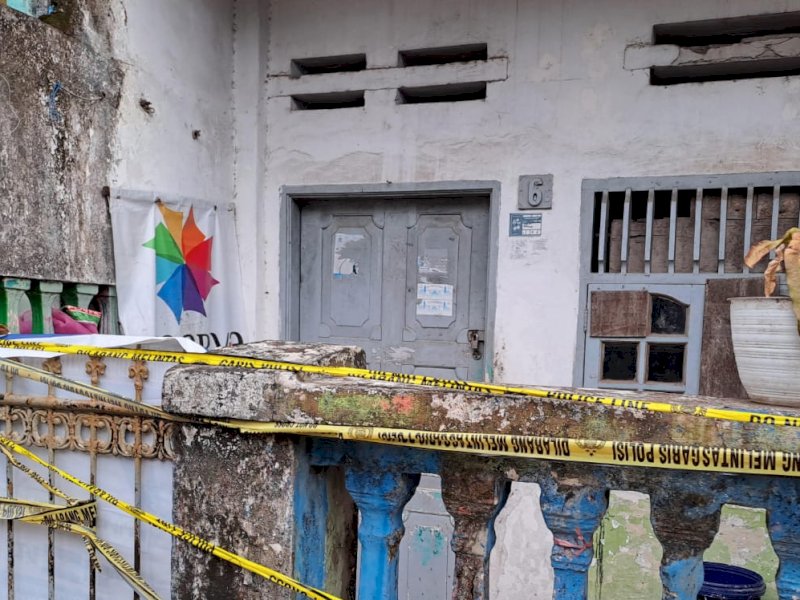 Garis polisi dipasang di tempat perkara di Jalan Kandea, Kelurahan Bontoala Tua, Kecamatan Bontoala, Makassar, Sulawesi Selatan, Selasa (16/4/2024). @Jejakfakta/Samsir