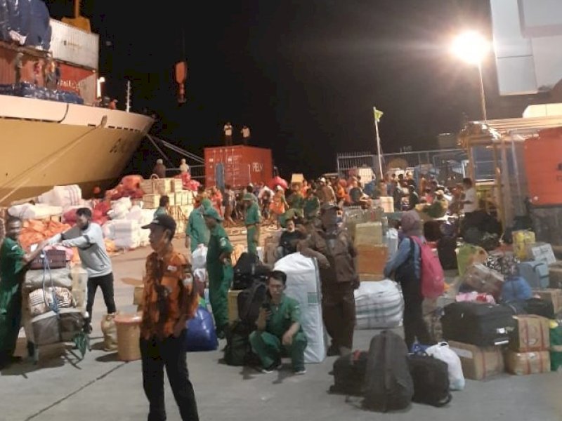 Aktivitas arus mudik yang padat di pelabuhan kelolaan Pelindo Regional 4 di kawasan Indonesia Timur. @Jejakfakta/Pelindo